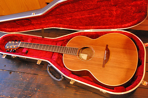 Lowden F35 Redwood / Honduras Rosewood Low profile neck, Case is HISCOX,