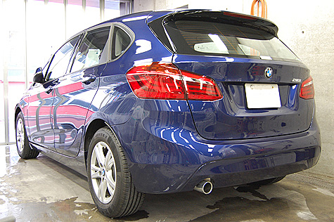 BMW 218i・アクティブ・ツアラー (F45)を後ろから撮影