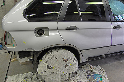 BMW X5 3.0i (E53)のリヤフェンダーを板金