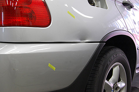 BMW X5 3.0i (E53)のリヤフェンダーの凹み