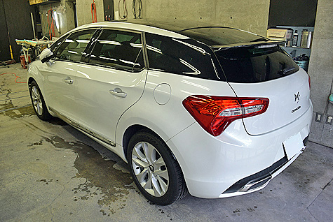 シトロエン･DS5を後ろから撮影