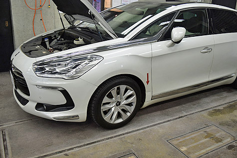 シトロエン･DS5のフロントフェンダーの板金修理