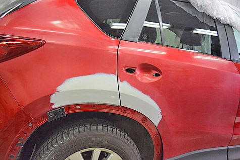 マツダ・CX-5(KE)のリヤフェンダーとドアにサフェを塗装