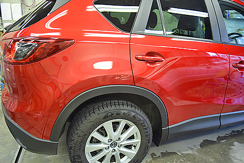 外していた部品を組み付けてマツダ・CX-5(KE)の修理が完了