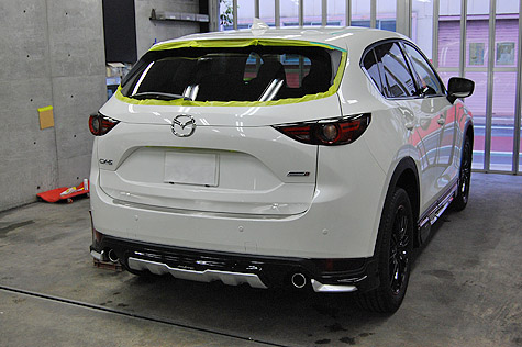 マスキングの終わったマツダ・CX-5 XD Lパッケージを後ろから撮影