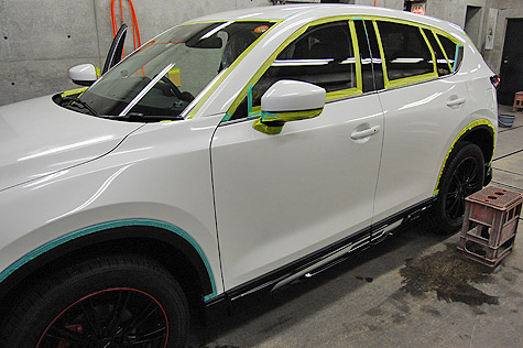 マスキングの終わったマツダ・CX-5 XD Lパッケージ
