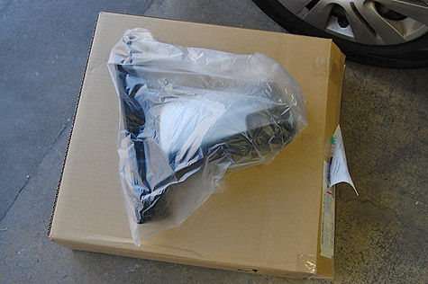 工場に届いたニッサン･セレナの中古ドアミラー