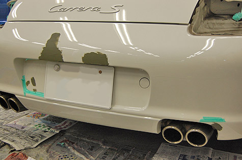 ポルシェ911カレラのバンパーを修理中