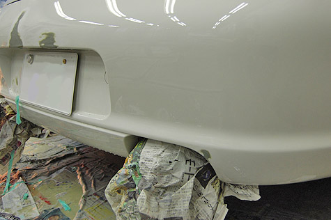 ポルシェ911カレラのバンパーを補修中