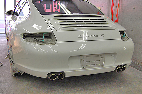 ポルシェ911カレラのバンパーを取り付け