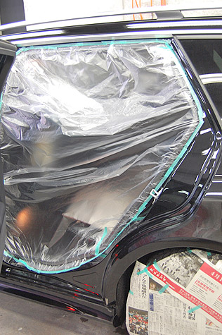 ベンツE250ワゴンのリヤドア開口部を養生