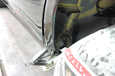 ベンツE250ワゴンのタイヤハウス内部の損傷