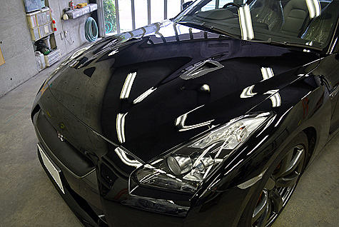 ニッサン・GT-R (R35)のボンネット