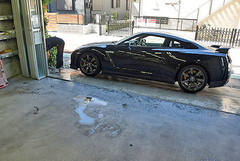 ニッサン・GT-R (R35)を洗車