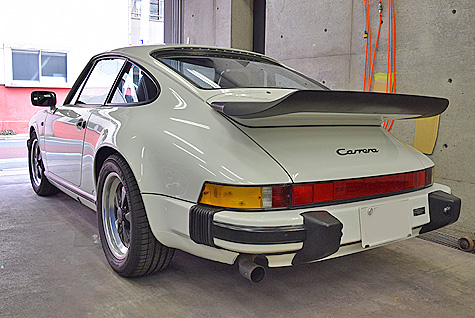 ポルシェ・911・カレラを後ろから撮影