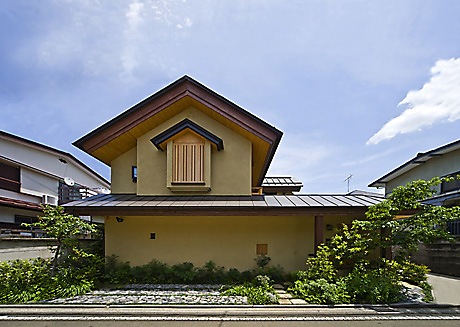 楓燕居・外観.この住宅は教会や蔵のような象徴的な建築のイメージから佇まいを考えた.植栽を行った敷地の一部を公共の道路に開放して道行く人々に楽しんでもらいたいと建主から提案.中庭は木や花や草を生き生きとさせる造園家の仕事